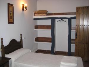 1 dormitorio con 2 camas y 1 litera azul en Cortijo El Rey, en El Almicerán