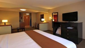 En eller flere senge i et værelse på Holiday Inn Express Hotel & Suites Defiance, an IHG Hotel