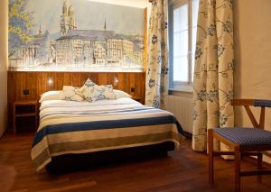 Uma cama ou camas num quarto em Hotel Adler Zürich