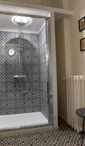 y baño con ducha y puerta de cristal. en La stanza di Camillo en Roma
