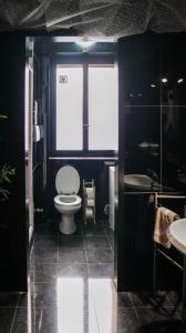 uma casa de banho com um WC, um lavatório e uma janela em I Am Here - Gioia66 em Milão
