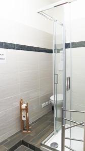 ミラノにあるアイ アム ヒア ジョイア66のバスルーム(シャワー、トイレ、シンク付)