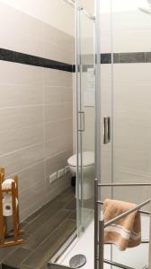 ミラノにあるアイ アム ヒア ジョイア66のバスルーム(トイレ、ガラス張りのシャワー付)
