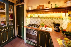 A kitchen or kitchenette at La Casa del Sole