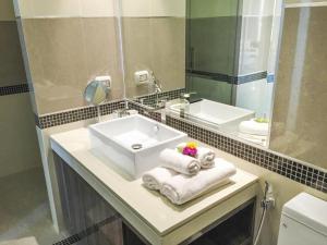 Ett badrum på Wongamat Tower High Floor&Seaview