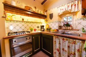 A kitchen or kitchenette at La Casa del Sole
