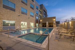 בריכת השחייה שנמצאת ב-Holiday Inn Express & Suites - San Marcos South, an IHG Hotel או באזור