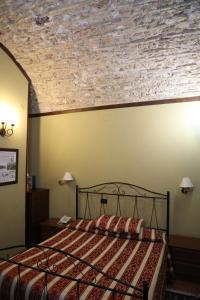 - une chambre avec un lit et un plafond en pierre dans l'établissement Concordia Rooms B&B, à Crotone
