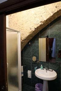 uma casa de banho com um lavatório e um chuveiro em Concordia Rooms B&B em Crotone