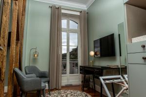 Cette chambre dispose d'un bureau et d'une fenêtre. dans l'établissement 1905 Zino's Palace, à Ponta do Sol