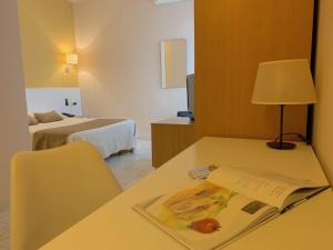 Postel nebo postele na pokoji v ubytování Hotel Restaurant Llansola
