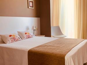 Postel nebo postele na pokoji v ubytování Hotel Restaurant Llansola