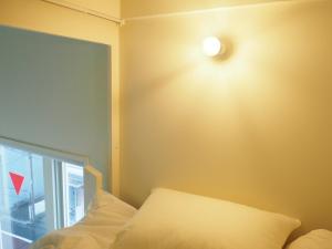 Llit o llits en una habitació de almond hostel & cafe Shibuya