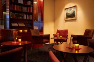 Uma área de estar em Hotel Adler Zürich