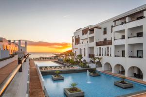 uma imagem de um hotel com piscina e oceano em Belmar Spa & Beach Resort em Lagos