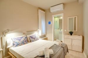 A bed or beds in a room at La Gioia 1 by Hello Homes Sitges