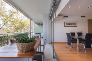 サン・アドリア・デ・ベソスにあるCCIB Forum Deluxe Apartmentのテーブルと椅子のあるダイニングルーム