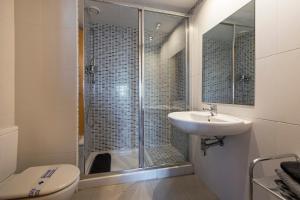 サン・アドリア・デ・ベソスにあるCCIB Forum Deluxe Apartmentのシャワー、洗面台、トイレ付きのバスルーム +51枚の写真