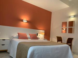 Postel nebo postele na pokoji v ubytování Hotel Restaurant Llansola