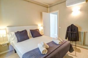 A bed or beds in a room at La Gioia 1 by Hello Homes Sitges