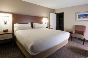 A bed or beds in a room at Holiday Inn Express & Suites Nashville-I-40 & I-24(Spence Lane), an IHG Hotel