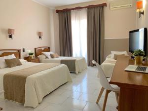 Postel nebo postele na pokoji v ubytování Hotel Restaurant Llansola