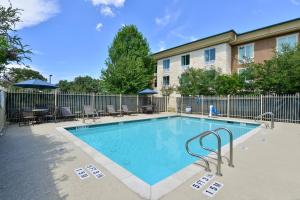 Kolam renang di atau di dekat Holiday Inn Express & Suites Austin SW - Sunset Valley, and IHG Hotel