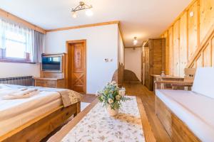 una camera d'albergo con un letto e una televisione di Salaš Syrex a Zázrivá Altre 37 foto