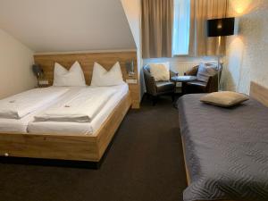 Postel nebo postele na pokoji v ubytování Hotel & Gutsgasthaus Köberle