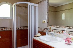 a bathroom with a sink and a shower at Large chalet less than 5-minute distance to the beach by easyBNB in Torremolinos