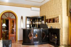 un bar in una stanza con un muro di mattoni di Large chalet less than 5-minute distance to the beach by easyBNB a Torremolinos