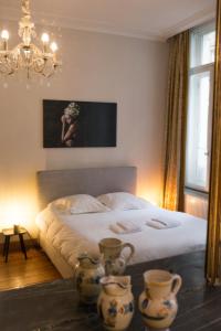 1 dormitorio con 1 cama y 2 jarrones en el suelo en Apartments Ridderspoor, en Brujas