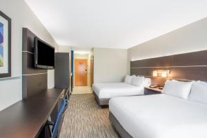 Postel nebo postele na pokoji v ubytování Holiday Inn Express Hotel & Suites Boston - Marlboro, an IHG Hotel
