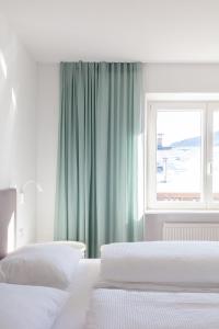 a bedroom with two beds and a window at Hus Appartement - Nr. 4 in Valdaora