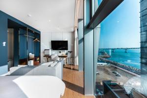 un soggiorno con vista sull'acqua di H Avenue Gwanganri Beach a Busan