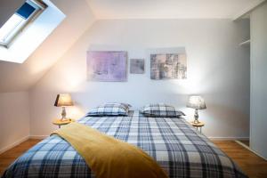 a bedroom with a bed and two lamps on tables at Duplex tout équipé, proche centre-ville COLMAR, parking in Colmar