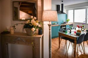 a kitchen with a table with a lamp and a dining room at Duplex tout équipé, proche centre-ville COLMAR, parking in Colmar
