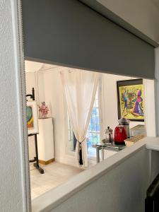 Elle offre une vue sur un salon doté d'une fenêtre. dans l'établissement La suite Galerie d'ART, à Céret