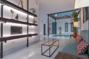 Televízia a/alebo spoločenská miestnosť v ubytovaní Apartamentos Caminante del Agua