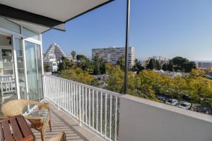 een balkon met stoelen en uitzicht op de stad bij New, Sunny, Near The Beach With Sea Views in Benalmádena