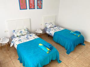 A bed or beds in a room at Penthouse 3 bedrooms, ocean view, near Siam Park