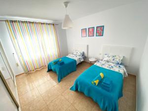 A bed or beds in a room at Penthouse 3 bedrooms, ocean view, near Siam Park
