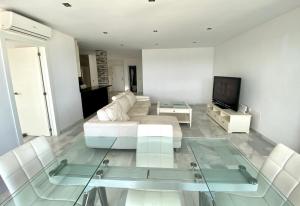 sala de estar con sofá y mesa de cristal en Luxury Puerto Banus Penthouse With Parking & WI-FI, en Marbella