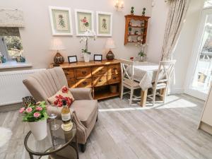 a living room with a table and chairs at Lottie's Loft in Grassington