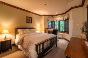 A bed or beds in a room at Bondurant by Tremblant Platinum