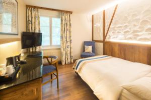 Uma cama ou camas num quarto em Hotel Adler Zürich