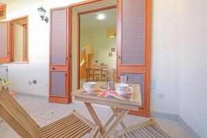 een tafel met twee kopjes op een kamer bij New Apartment Leuca in Leuca