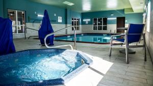 a swimming pool with a jacuzzi tub in a hotel room at Holiday Inn Express Hotel & Suites Sedalia, an IHG Hotel in Sedalia
