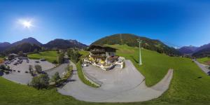 una vista aerea su uno skate park con rampa per skateboard di Appartementhaus Sennhüttn a Finkenberg