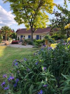een tuin met paarse bloemen voor een huis bij Lagalerne in Neuville-du-Poitou
